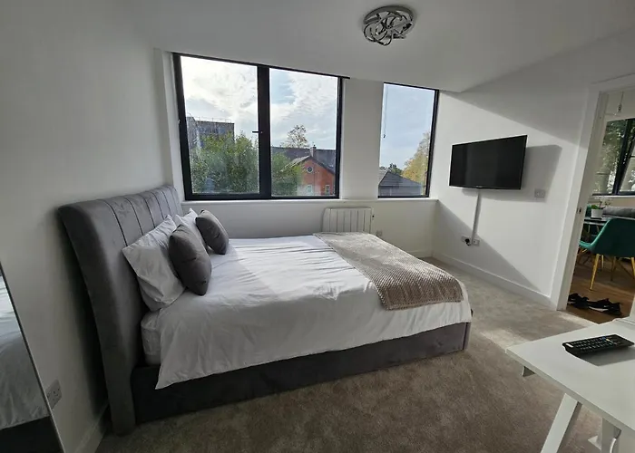Brand New Trafford Apartment